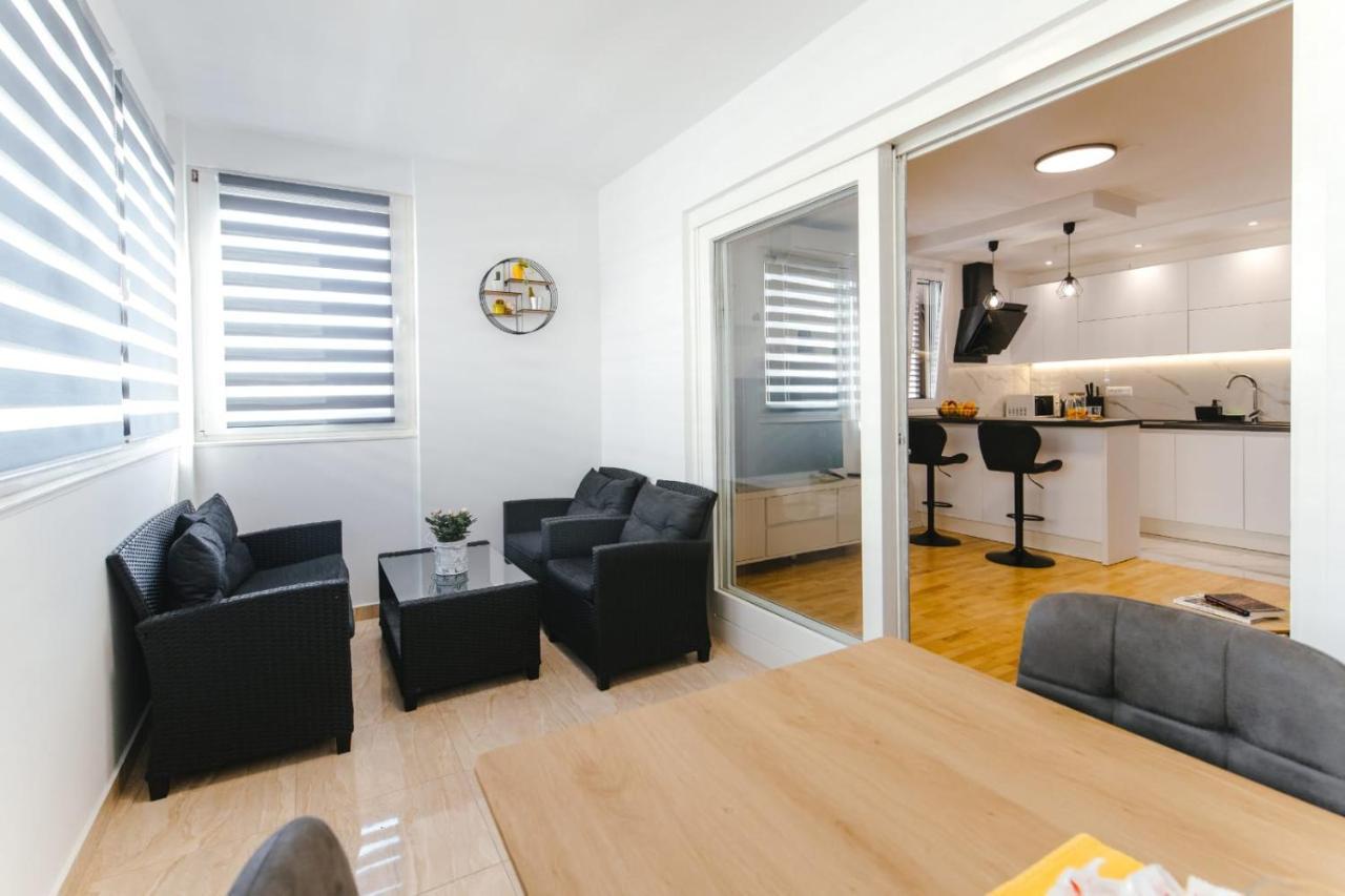 Apartment Bozic Omis Bagian luar foto