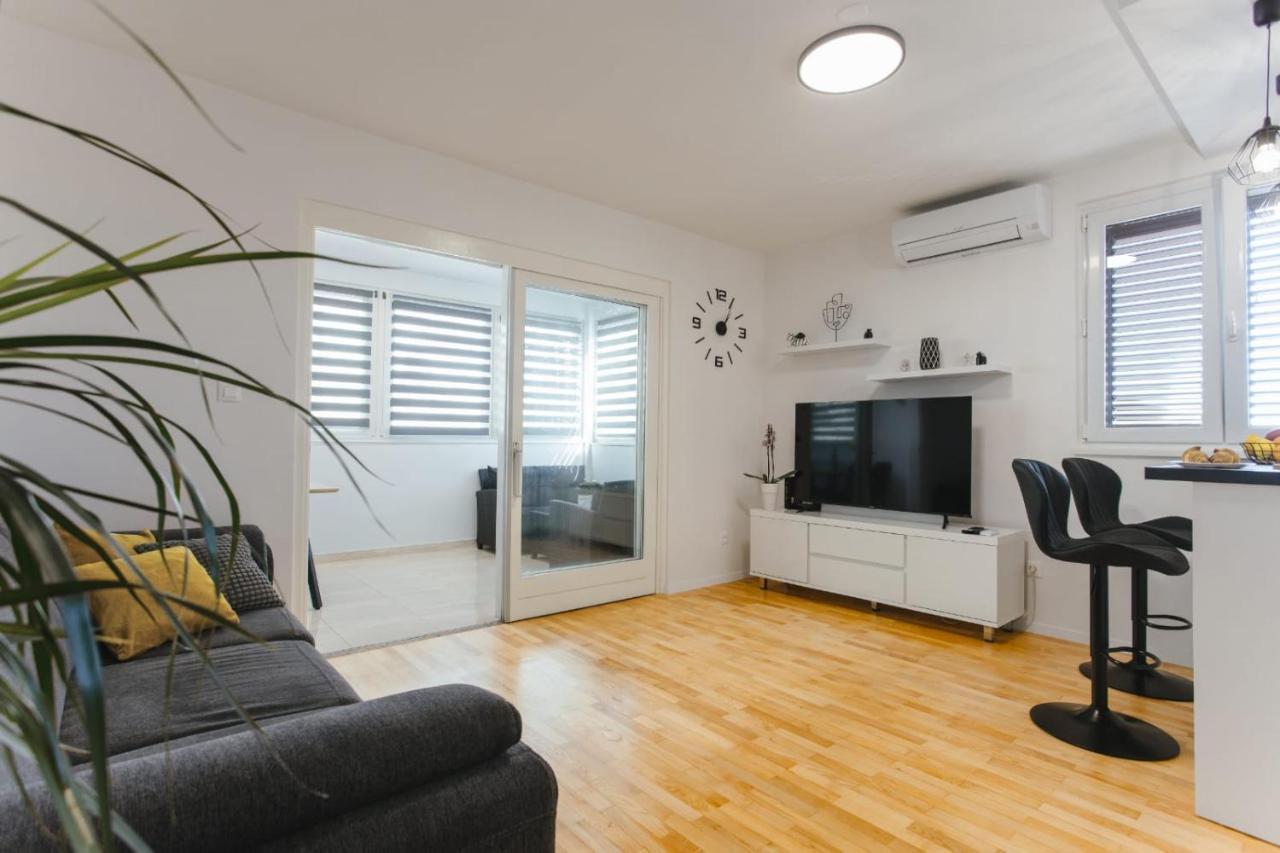 Apartment Bozic Omis Bagian luar foto