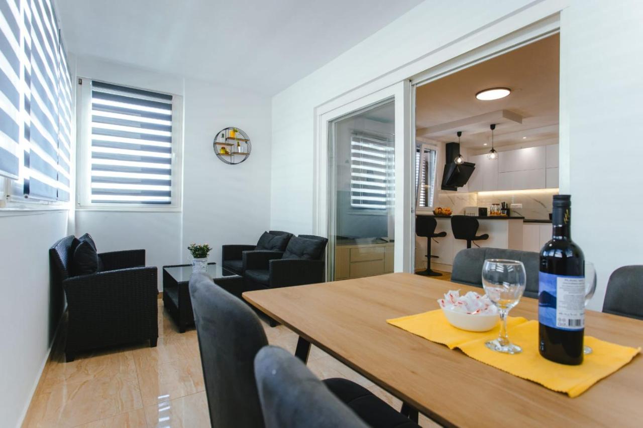 Apartment Bozic Omis Bagian luar foto