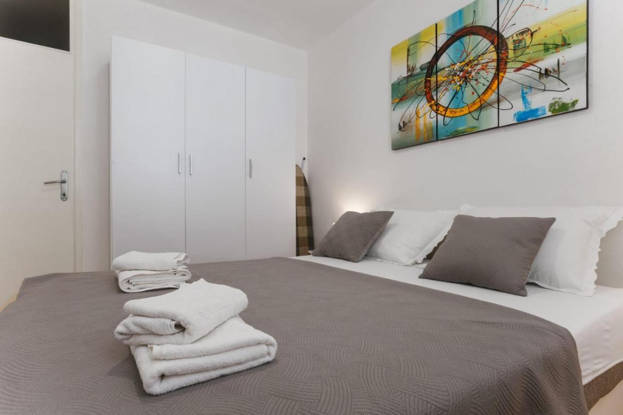Apartment Bozic Omis Bagian luar foto