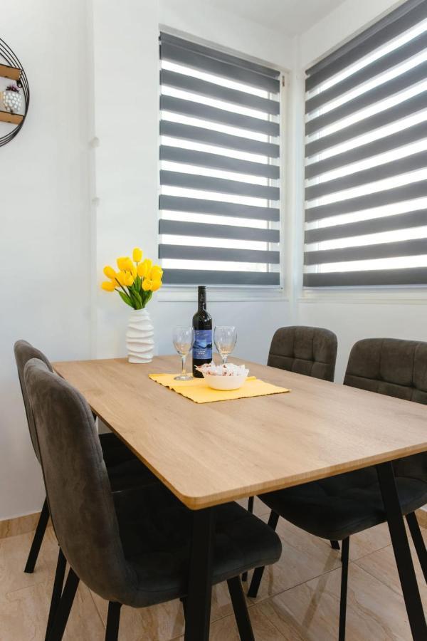 Apartment Bozic Omis Bagian luar foto